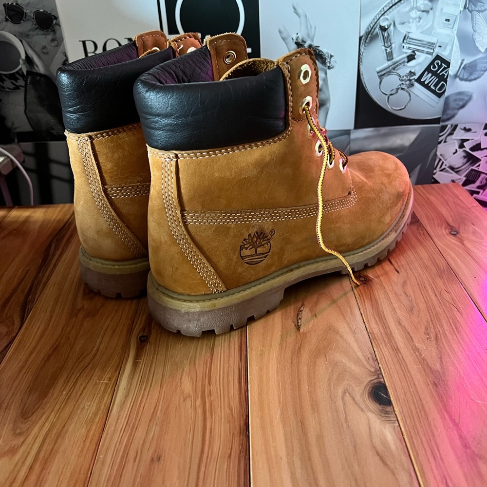 Women’s Timberlands Size 8 - Picture 3 of 3